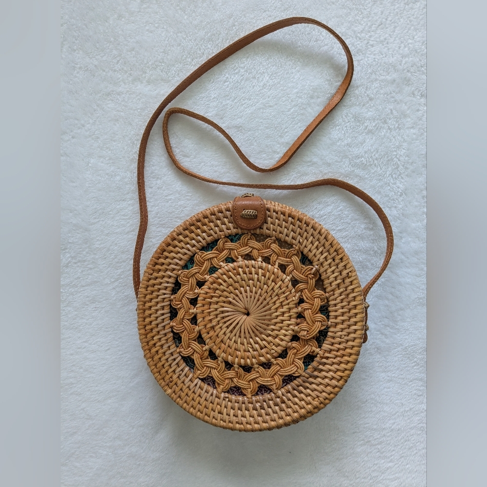 Elegant Woven Crossbody Bag in Tan